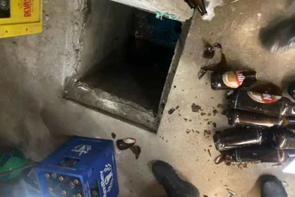 Imagem colorida, Vídeo mostra alçapão com tubo de ventilação na loja de homem linchado - Metrópole