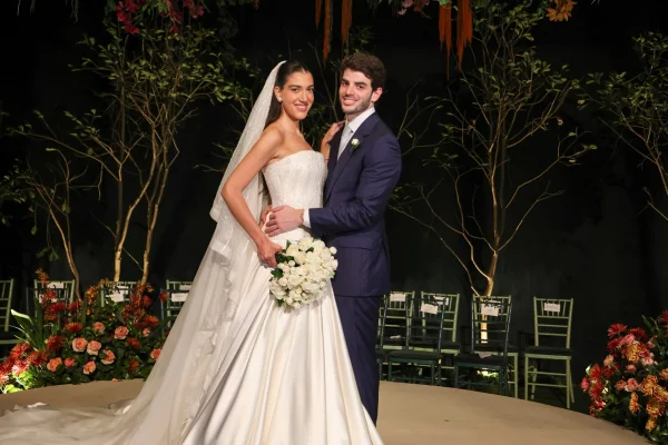Na foto o casal de noivos Pedro Felmanas e Ana Luiza Kadi - Metrópoles
