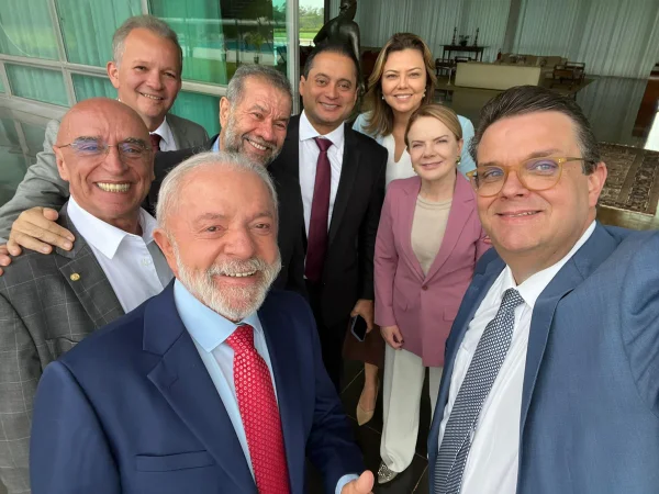 Lula e integrantes do PDT