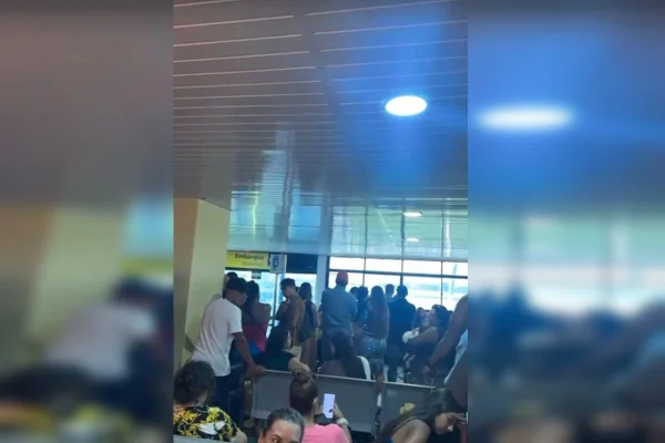Azul cancela voo e deixa passageiros “ilhados” em Fernando de Noronha