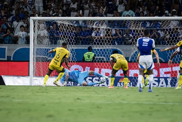 Imagem colorida da defesa de Cássio - Metrópoles