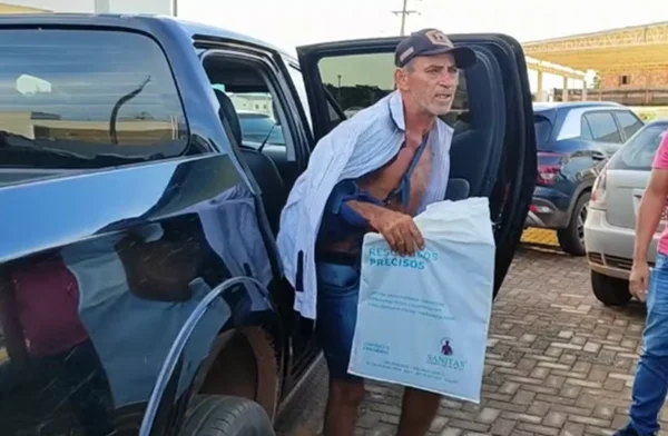 Homem de boné descendo de caminhonete