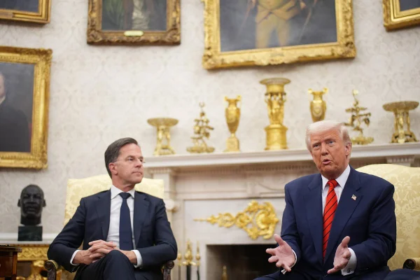 Imagem colorida mostra Trump e o chefe da Otan - Metrópoles