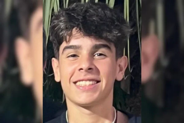 Menino branco com cabelo preto