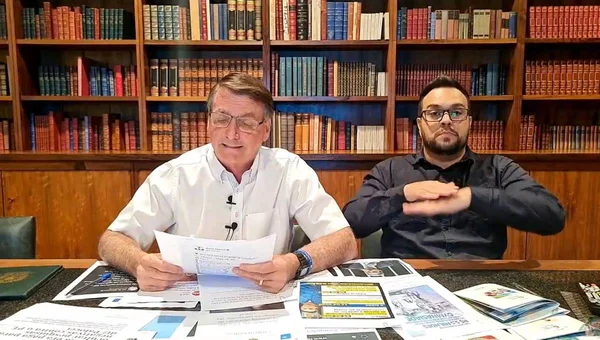 Após participar de motociata em Goiânia, Bolsonaro faz live