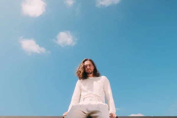Vitor Kley conversou com o Metrópoles sobre as influências que a perda do pai e o momento de vida tiveram na escolha das músicas do EP - Metrópoles