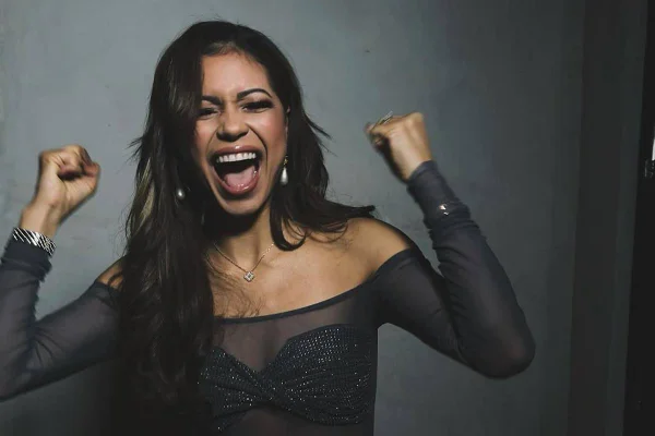 foto colorida de mulher negra comemorando - metrópoles