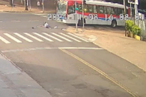 Foto colorida de homem atropelado por ônibus em Campo Grande - Metrópoles
