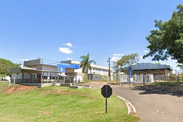 Imagem colorida de Penitenciária Álvaro de Carvalho, no interior de São Paulo, de onde preso fugiu - Metrópoles