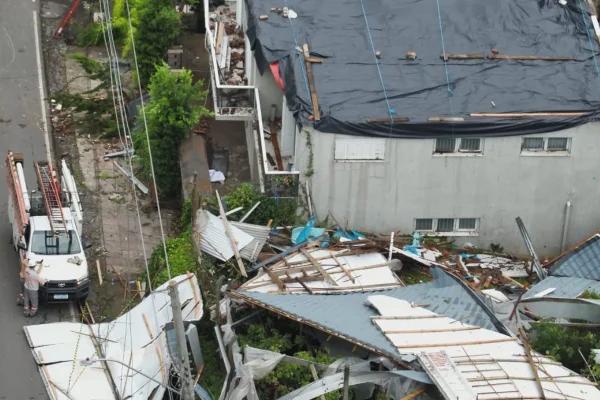 Defesa Civil confirma tornado após temporal destruir casas no RS