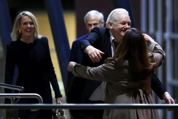 Julian Assange é recebido pela mulher e o pai na Austrália