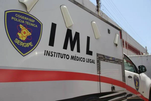 Foto colorida de um carro do IML de Sergipe -Metrópoles