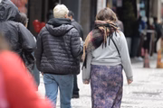 Pessoas caminham durante frio e baixa temperatura na capital paulista