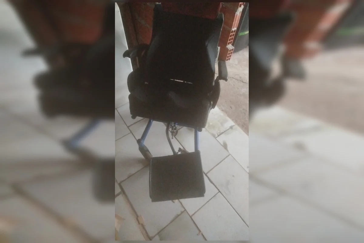 A cadeira de rodas da criança quebrou A cadeira de rodas da criança quebrou