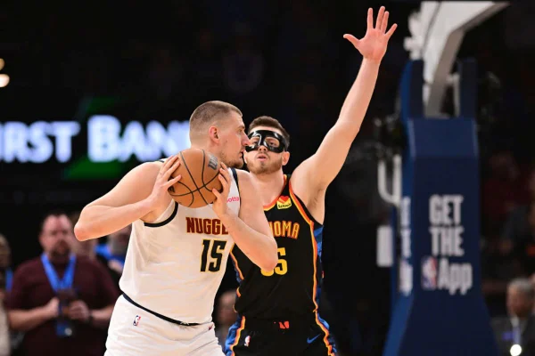 Imagem colorida de Nikola Jokic durante partida - Met´ropoles