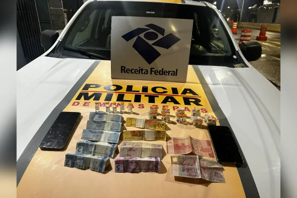 Foto do carro da PM com a apreensão feita de canetas emagrecedoras