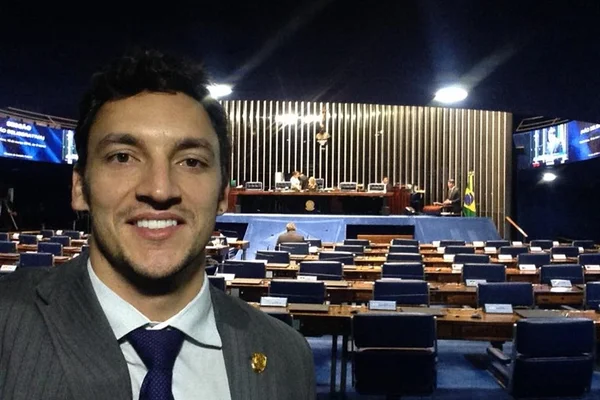 Delator de esquema no Senado contra escutas legais da PF é demitido