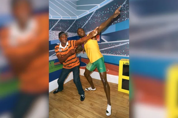 Foto colorida de Usain Bolt ao lado do pai, Wellesley Bolt - Metrópoles