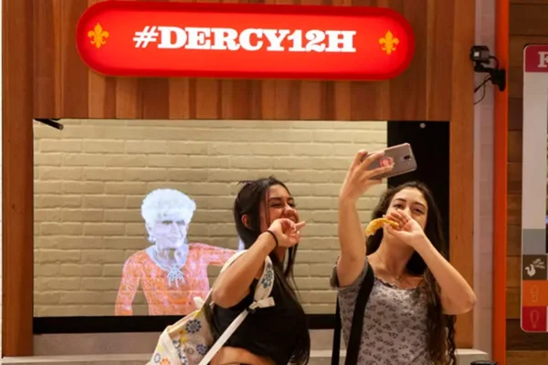 Holograma de Dercy Gonçalves vai vender frango frito no Brasil