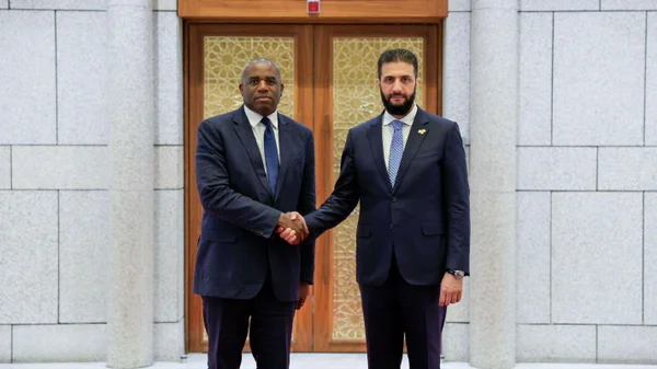 O secretário de Relações Exteriores britânico, David Lammy, e o presidente interino sírio, Ahmed al-Sharaa, confirmam restabelecimento das relações diplomáticas entre os dois países