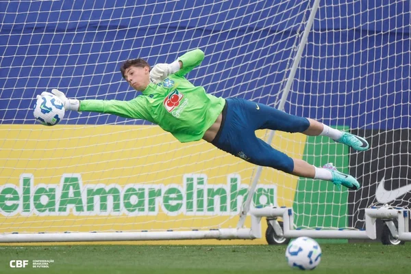 Goleiro do Flamengo é chamado para treinos do Brasil na Copa do Mundo