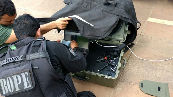 PM descarta bomba em saco deixado em frente ao Ministério da Fazenda