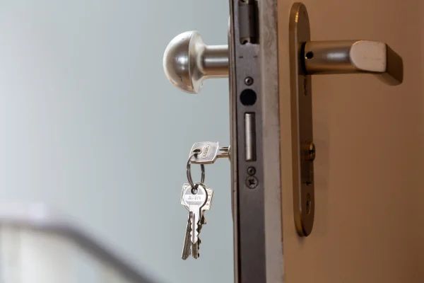 Imagem colorida de fechadura de apartamento