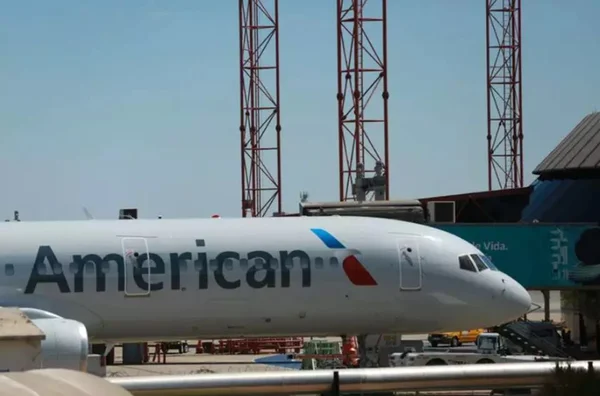 American airlines avião colorido