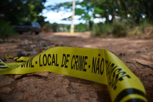 Foto colorida de faixa local de homicídio - Metrópoles