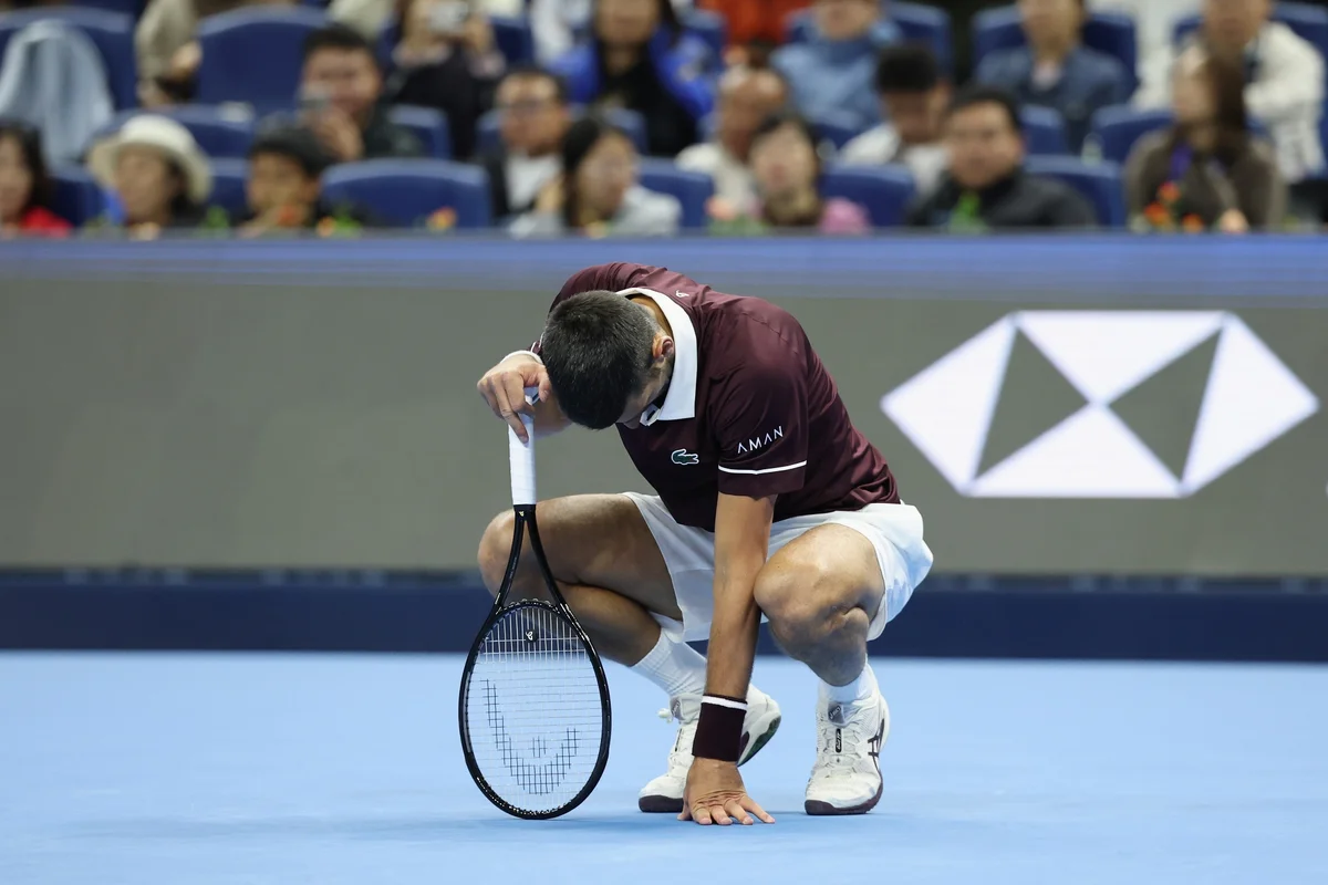 Djokovic sente problema físico, vence Borges e amplia recorde em Pequim - imagem 1 Djokovic sente problema físico, vence Borges e amplia recorde em Pequim - imagem 1