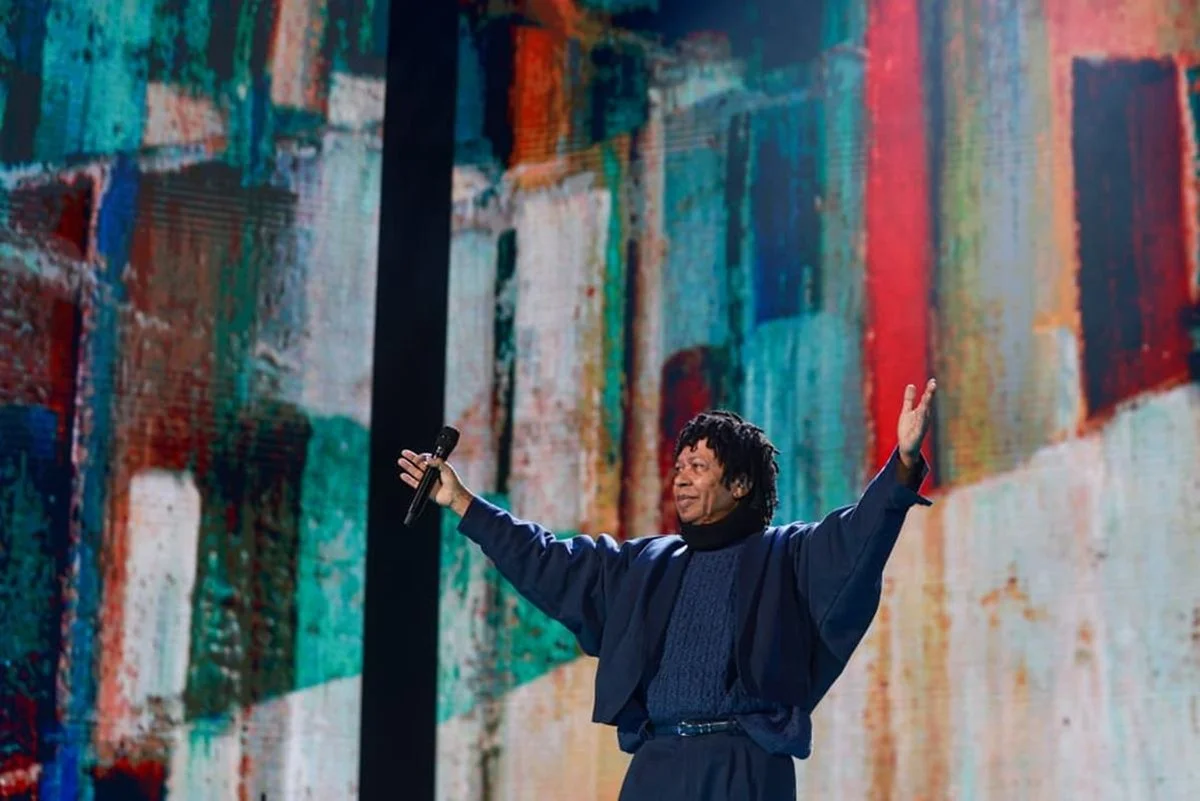 Djavan abriu o show com Sina e embalou o público com sucessos da carreira Djavan abriu o show com Sina e embalou o público com sucessos da carreira