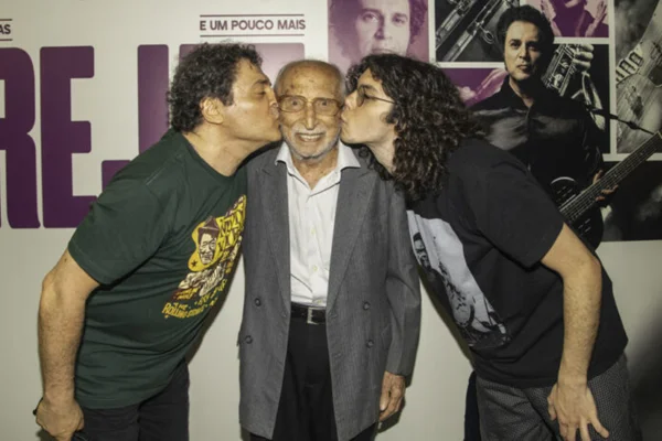Frejat vive momento especial ao receber pai de 102 anos em show