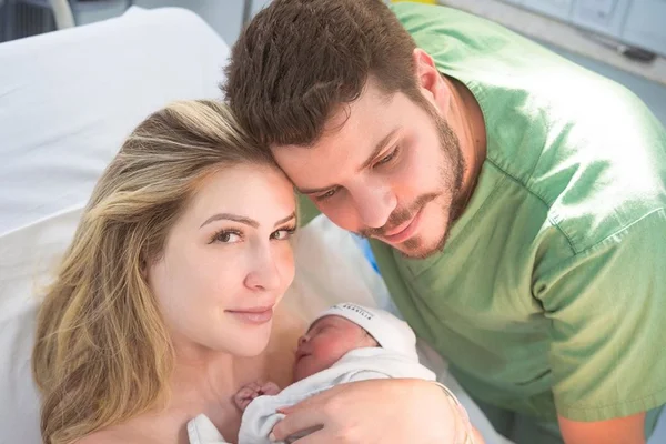 Fernanda Sprgatto e Ricieri Verderossi com a filha Angelina no colo