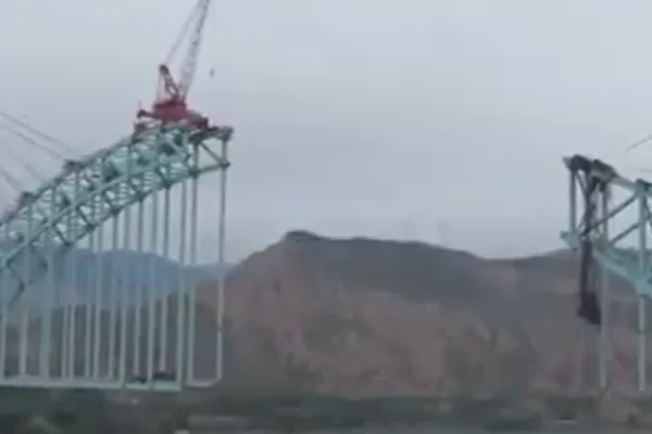 Ponte em construção desaba na China e deixa pelo menos 10 mortos