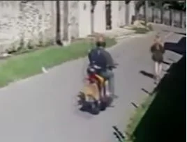 Vídeo: de moto, homem dá tapa no bumbum de mulher que caminhava na rua
