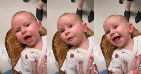 Bebê sorrindo ao ouvir os pais pela primeira vez com ajuda e um aparelho auditivo