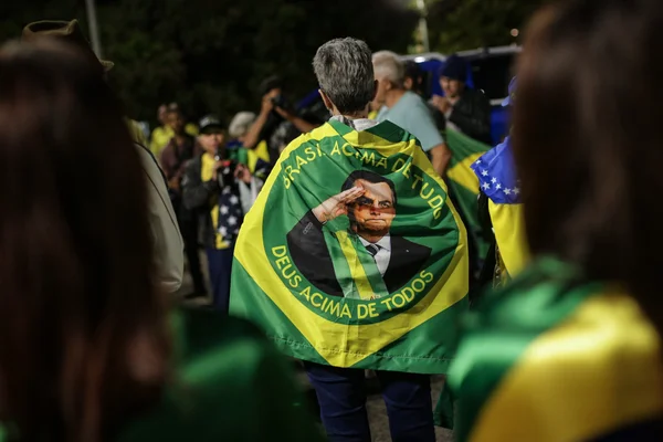 Após carreata, grupo faz ato em frente à casa de Bolsonaro no DF