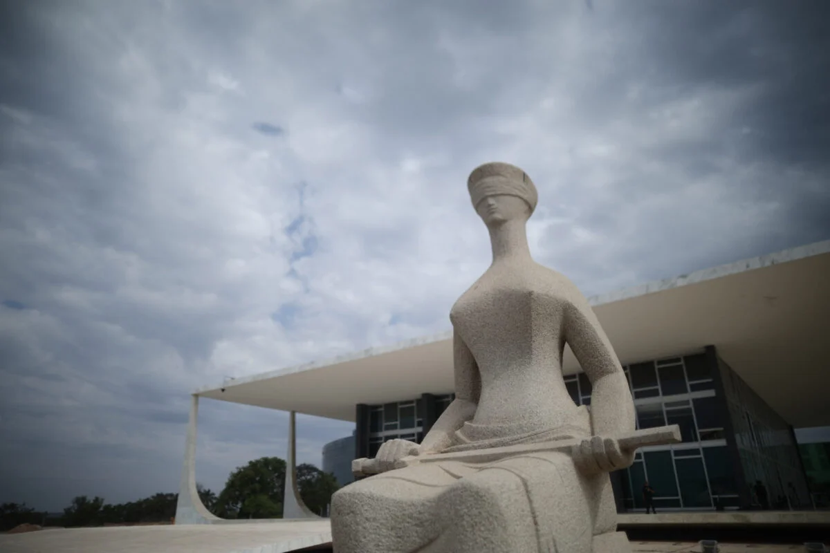 Estátua da Justiça, em frente ao STF Estátua da Justiça, em frente ao STF