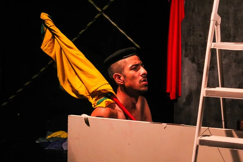 Gigio usou ou carregou a bandeira do Brasil durante a peça inteira Gigio usou ou carregou a bandeira do Brasil durante a peça inteira