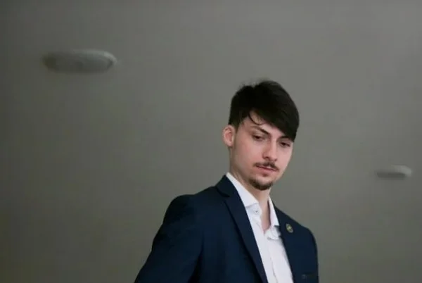 Jair Renan, filho numero 4 de Bolsonaro. Ele tem cabelos e barba pretos - Metrópoles
