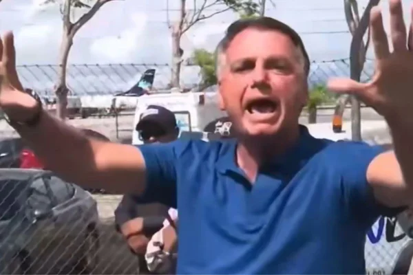 Jair Bolsonaro ao chegar ao aeroporto de Bayeux, na Paraíba