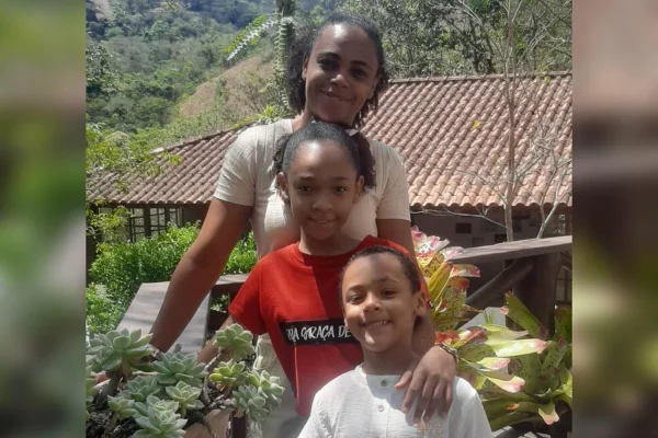 Foto da família. Andrea e os filhos Noemy e Natan, que possuem AME, uma doença rara. Metrópoles