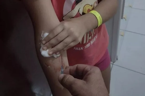 Criança sai de hospital com agulha “esquecida” no braço, na Paraíba