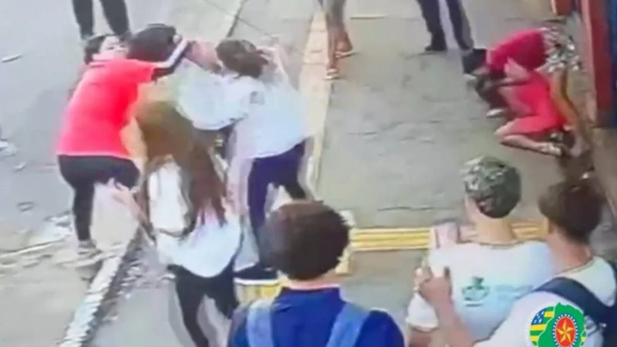 imagem colorida briga generalizada pais alunos escola goias