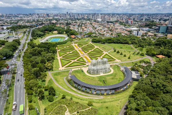 Imagem colorida da cidade de Curitiba - Metrópoles