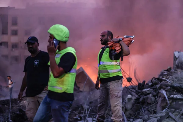 Imagem colorida de ataque de Israel no Líbano - Metrópoles
