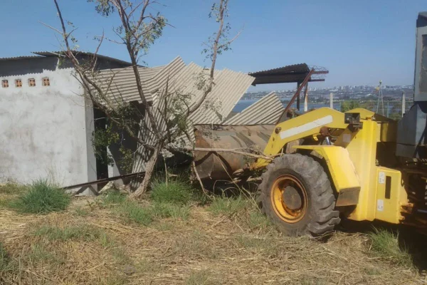 DF Legal cumpre decisão judicial e derruba edificação irregular no Lago Norte