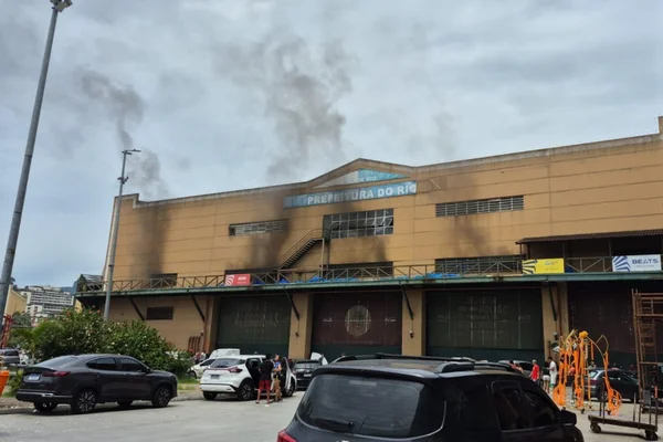 Princípio de incêndio atinge barracão da Grande Rio na Cidade do Samba