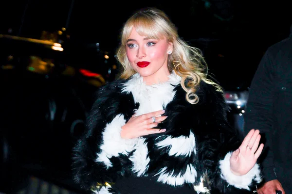casaco de pele indústria mercado da moda sabrina carpenter - metrópoles