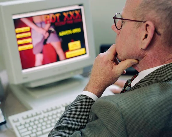Milhões admitem assistir pornô durante o trabalho em casa